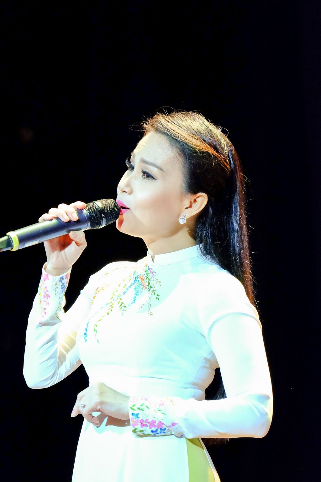ca si cam ly nghe si viet huong duoc vinh danh nguoi phu nu cua nam 2016
