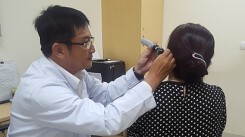 Nắng nóng làm tăng đột biến người bị viêm tai ngoài do đi bơi