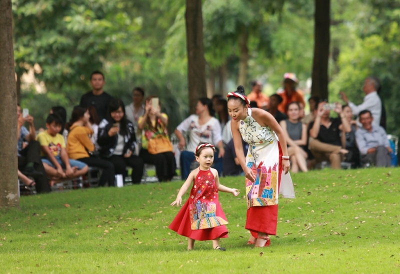 Con gái Đoan Trang lém lỉnh khi làm mẫu nhí con gai doan trang lem linh khi lam mau nhi