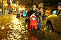 vao mua kien ba khoang tang vot benh nhan den kham vi viem da tiep xuc