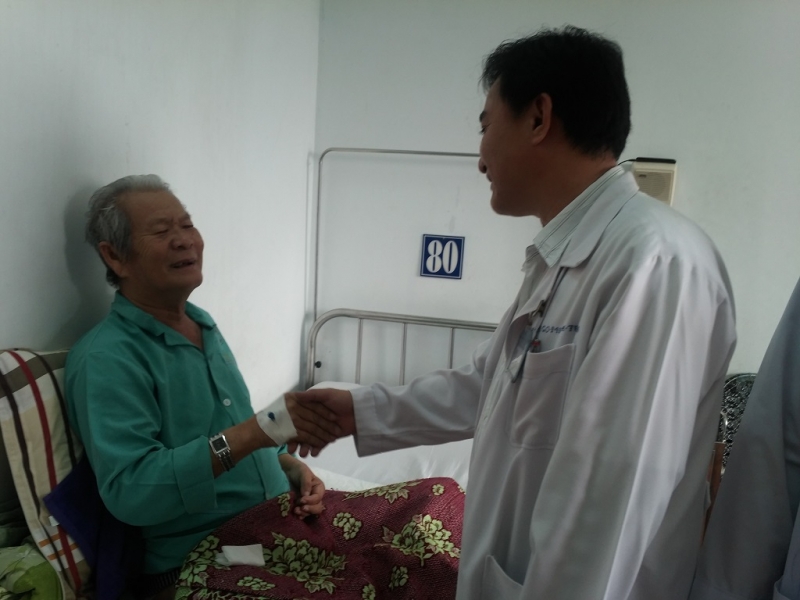 thong tieu cho cu ong sau hon 1000 ngay bi nghen