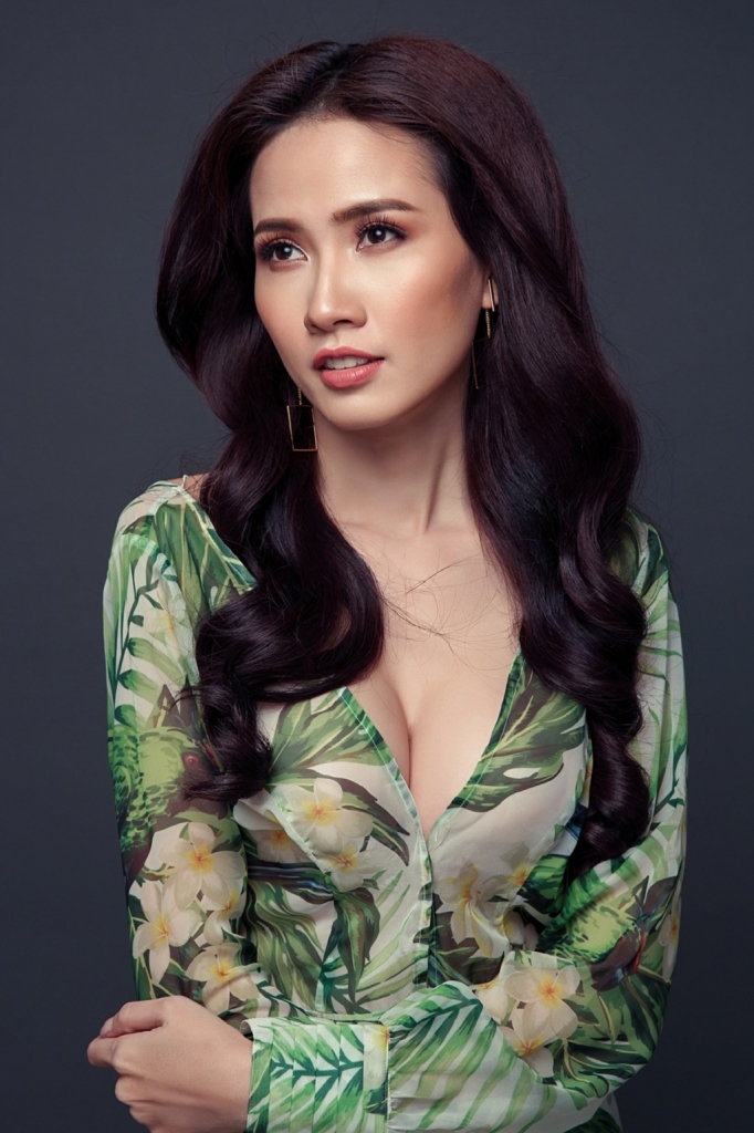 phan thi mo khoe vong eo con kien voi thiet ke xe cao