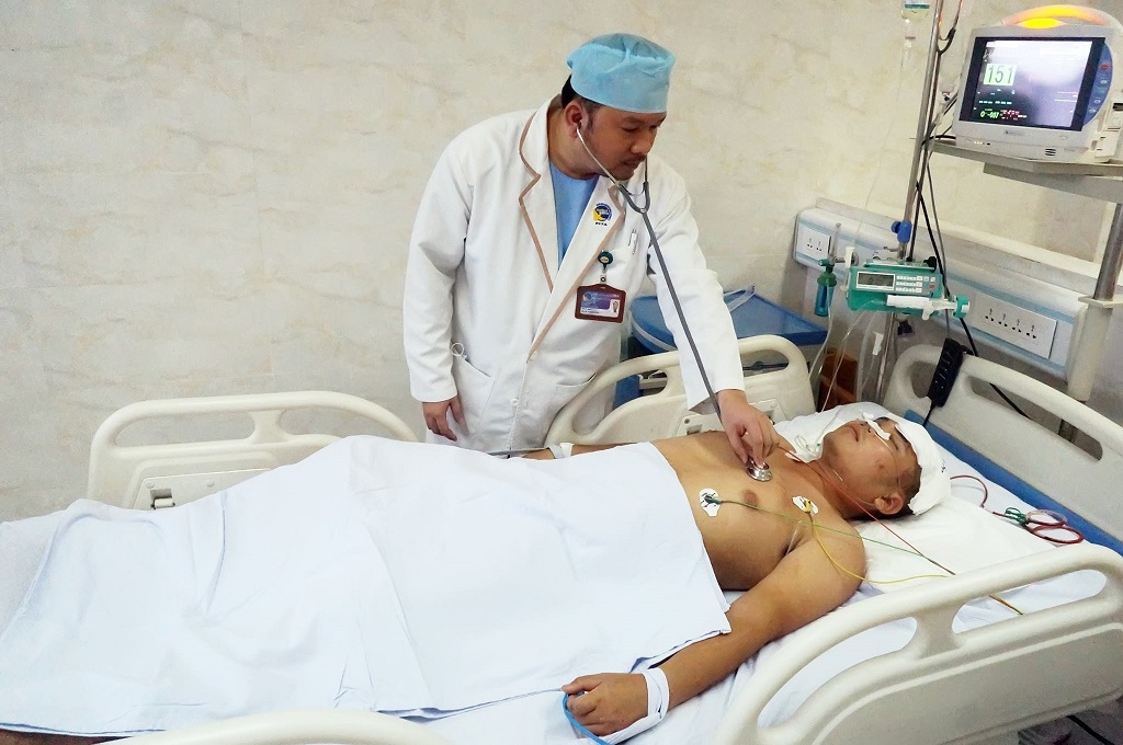 cuu song thanh nien gap tai nan chan thuong so nao nang