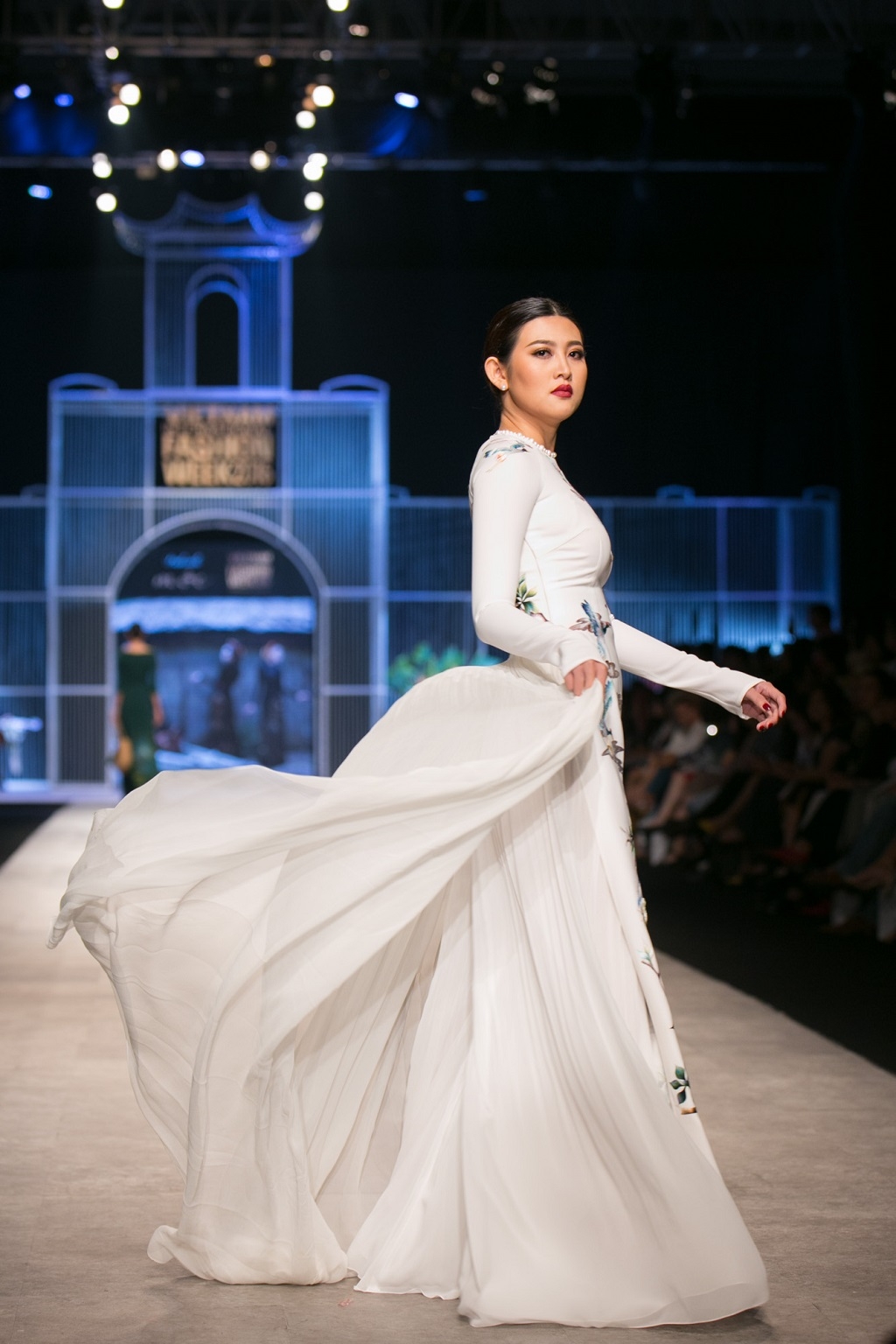 truong thi may doi vuong mien nang 10kg lam vedette show dien ao dai