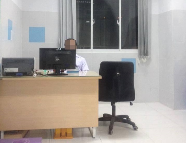 xac minh vu bac si bi to ngoi nghe dien thoai bo mac benh nhi