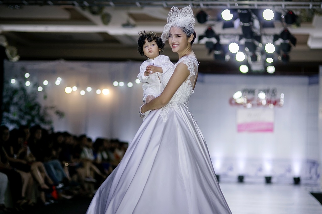 chu re nhi 13 thang tuoi gay phan khich trong show dien ao cuoi