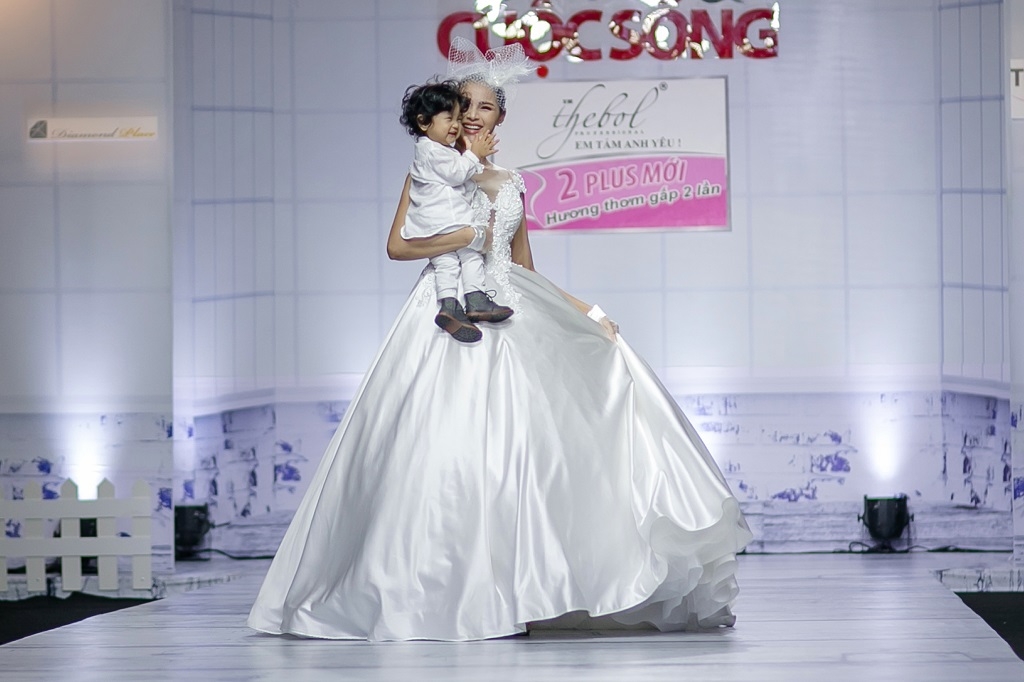 chu re nhi 13 thang tuoi gay phan khich trong show dien ao cuoi