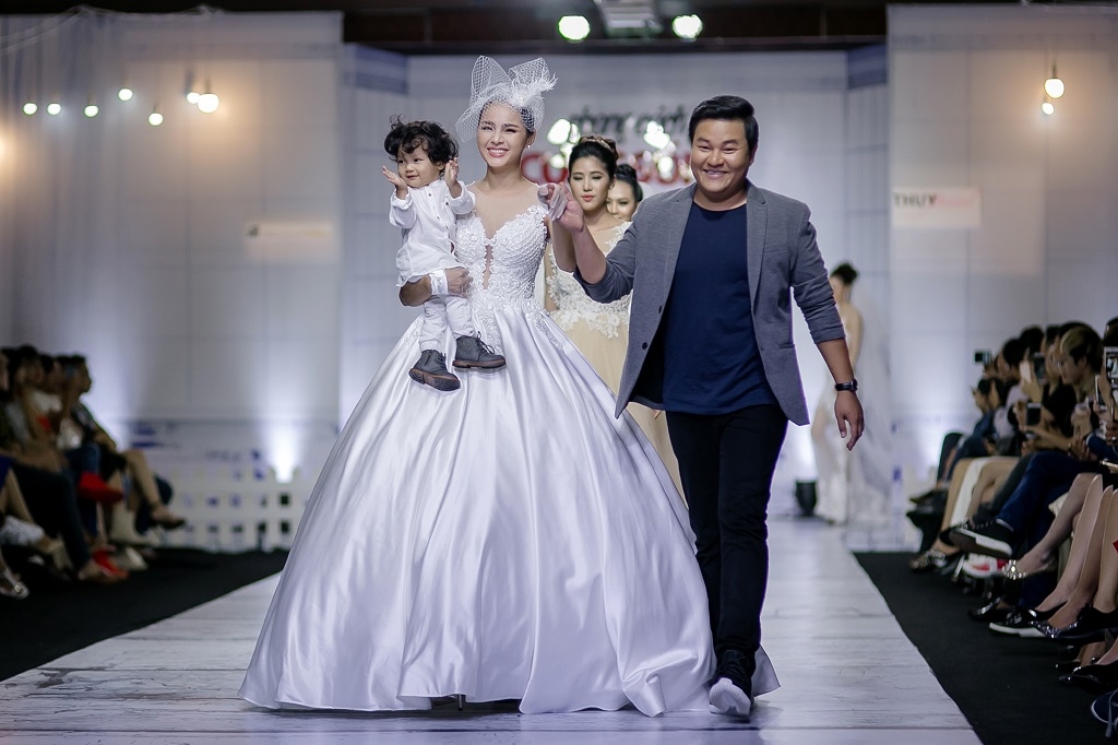 chu re nhi 13 thang tuoi gay phan khich trong show dien ao cuoi