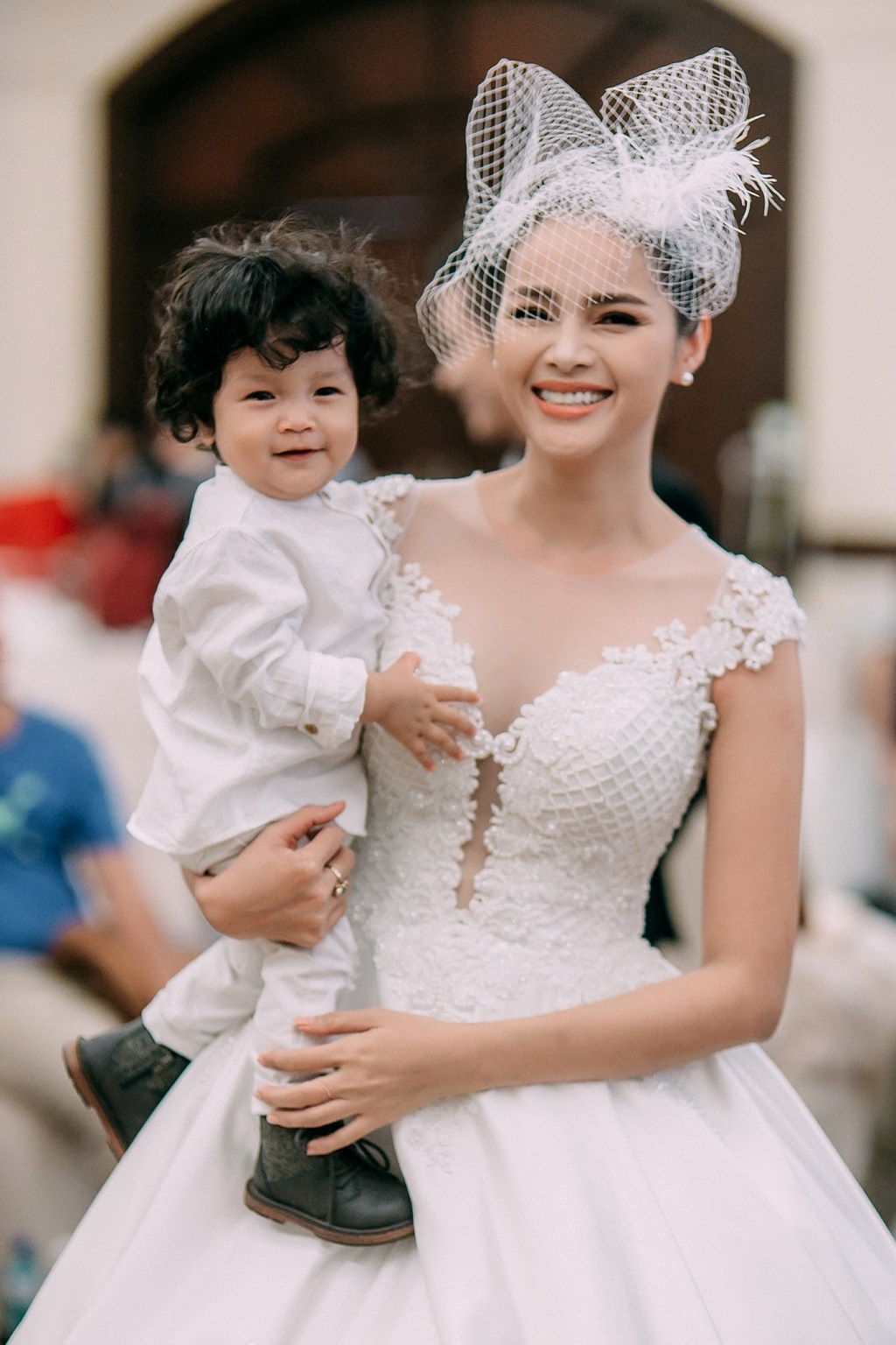 chu re nhi 13 thang tuoi gay phan khich trong show dien ao cuoi