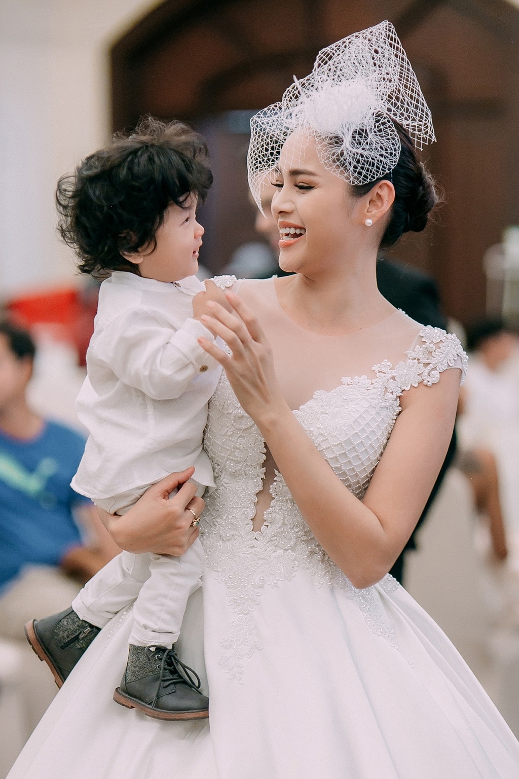 chu re nhi 13 thang tuoi gay phan khich trong show dien ao cuoi