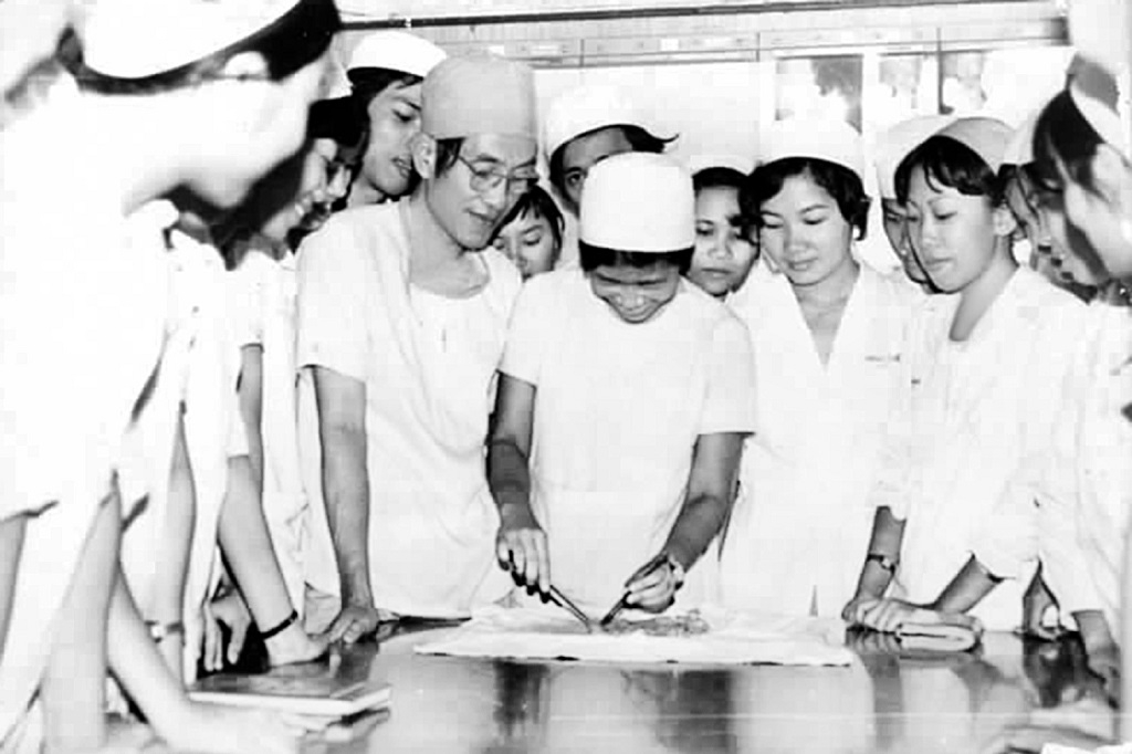 nha giao nhan dan bac si nguyen dinh hoi nguoi thuyen truong vung vang