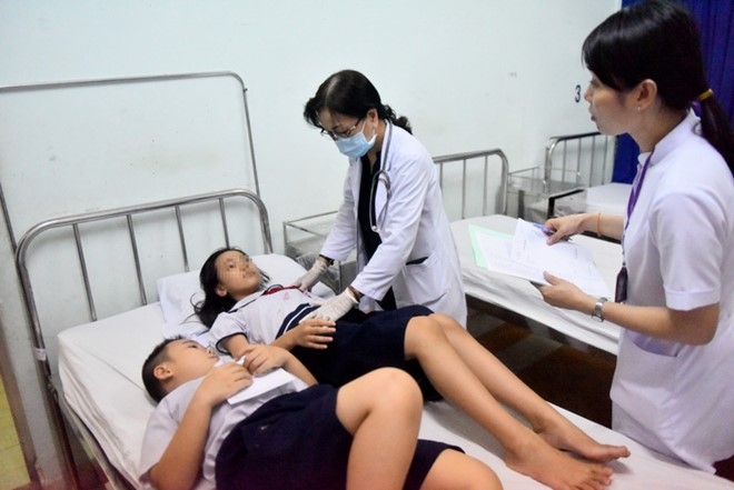 hang loat hoc sinh nghi ngo doc do uong sua mien phi