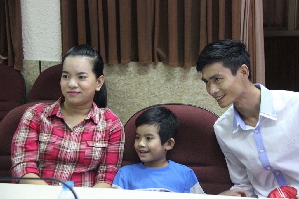 be trai 5 tuoi bi coc sat dam xuyen tim phoi khoe manh ngay xuat vien