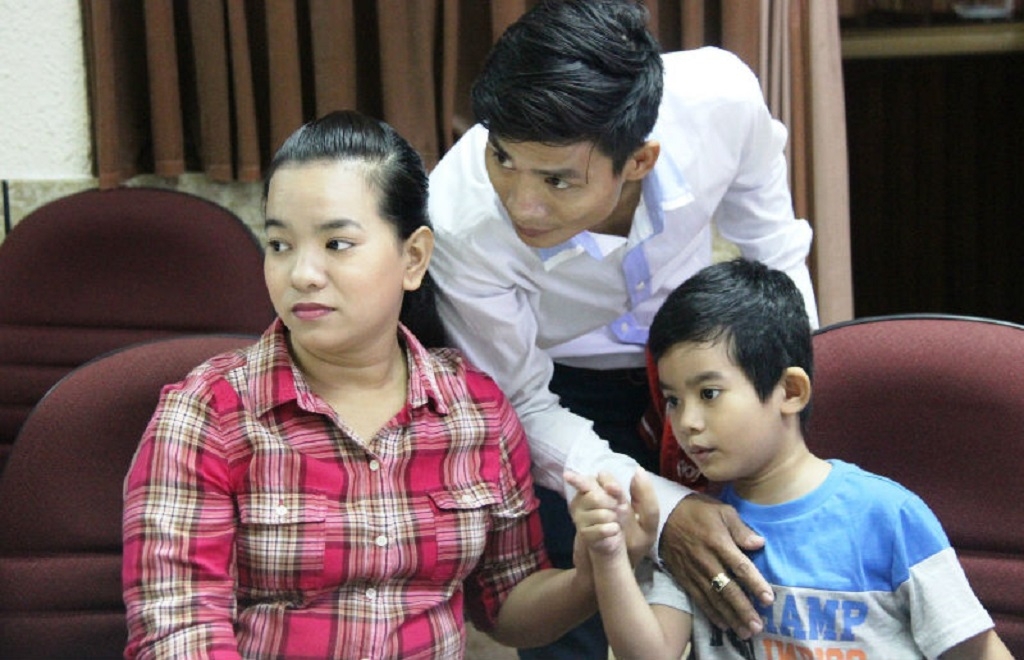 be trai 5 tuoi bi coc sat dam xuyen tim phoi khoe manh ngay xuat vien