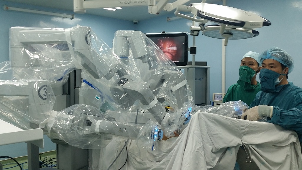 can canh robot phau thuat dau tien o viet nam