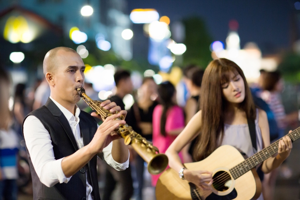 anh cu di di duoc lam moi bang tieng ken saxophone