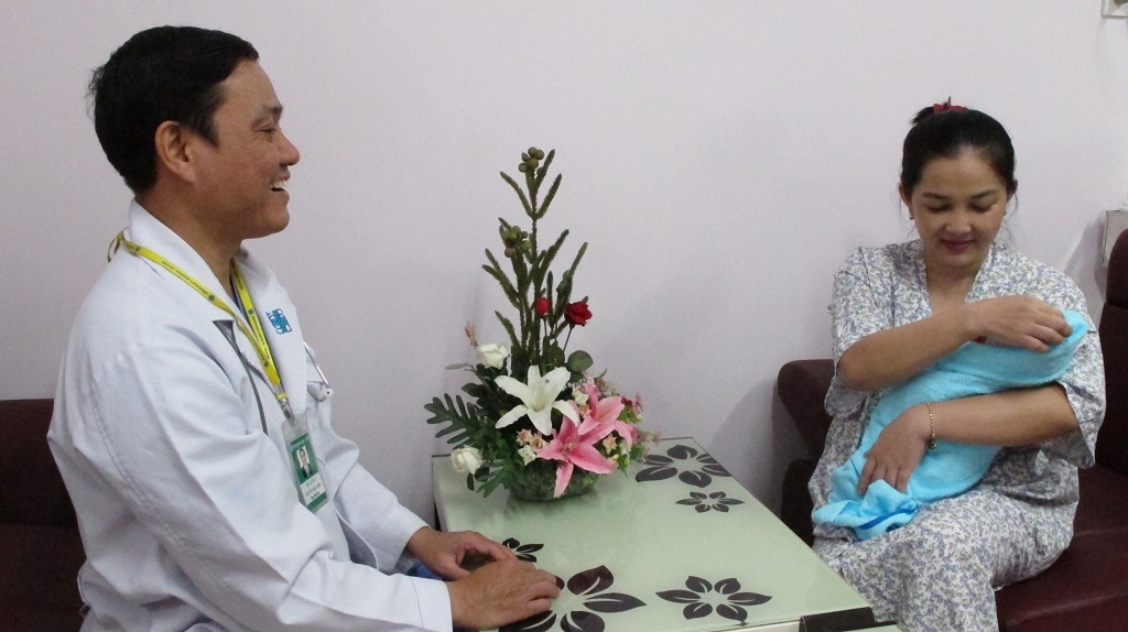 nam than kieng goi dau xem ti vi sau sinh la sai lam