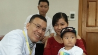 be trai co trai tim nam ben phai dang duoc dieu tri tai benh vien