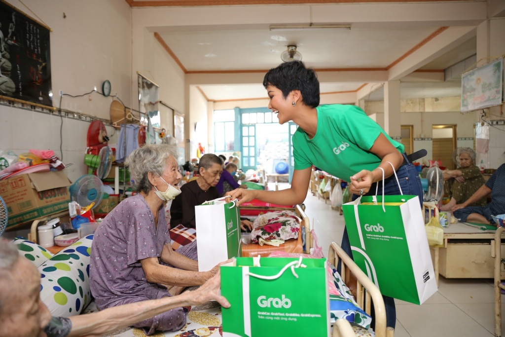 gac lai nhung kho khan nguoi ngheo rang ro don tet voi nhung phan qua y nghia tu hoa hau hhen nie