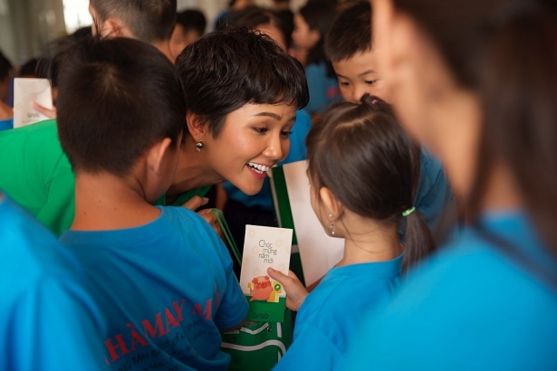 gac lai nhung kho khan nguoi ngheo rang ro don tet voi nhung phan qua y nghia tu hoa hau hhen nie