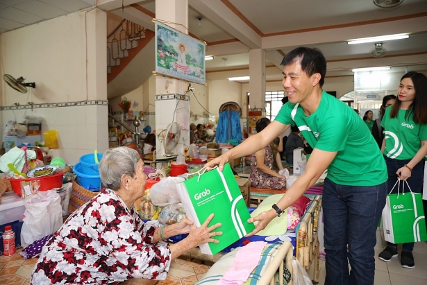 gac lai nhung kho khan nguoi ngheo rang ro don tet voi nhung phan qua y nghia tu hoa hau hhen nie