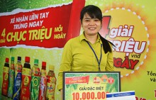 Khách hàng vui mừng nhận thưởng chục triệu sau khi uống Trà Xanh Không Độ
