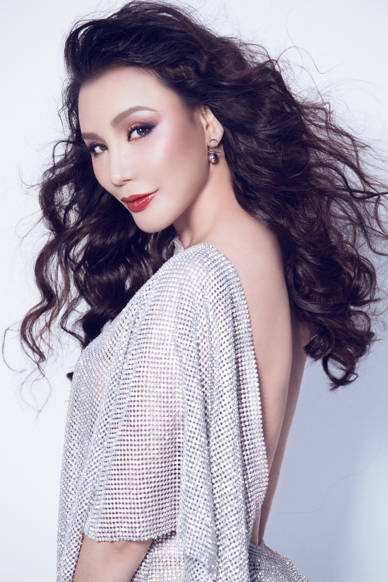 ho quynh huong lang dong voi song nhu nhung doa hoa tai dem phao hoa 26