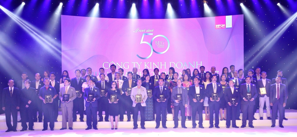 vinamilk lien tuc nhan duoc cac binh chon xuat sac trong linh vuc kinh doanh trong 6 thang dau nam 2018