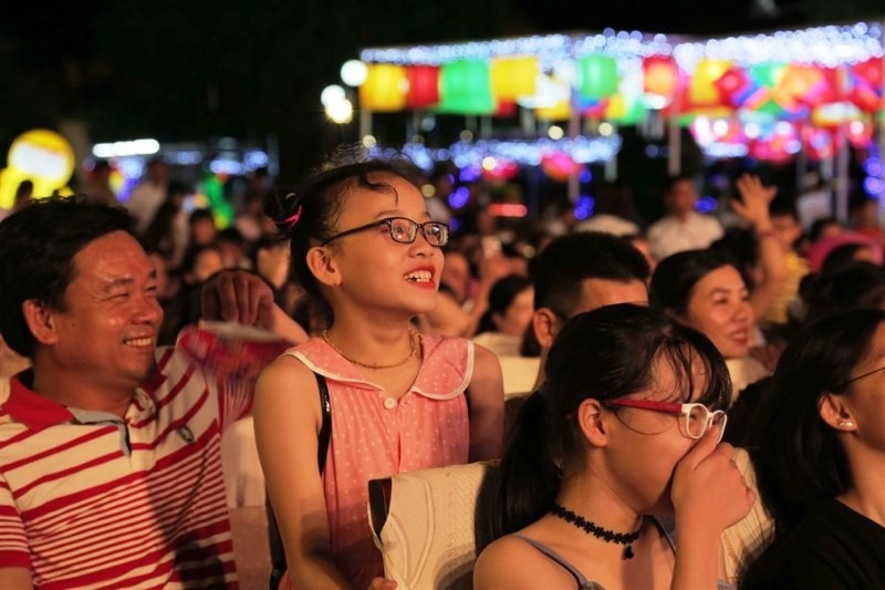 le hoi den long giac mo tuoi tho khai mac hoanh trang tai da nang khan gia nhi thich me