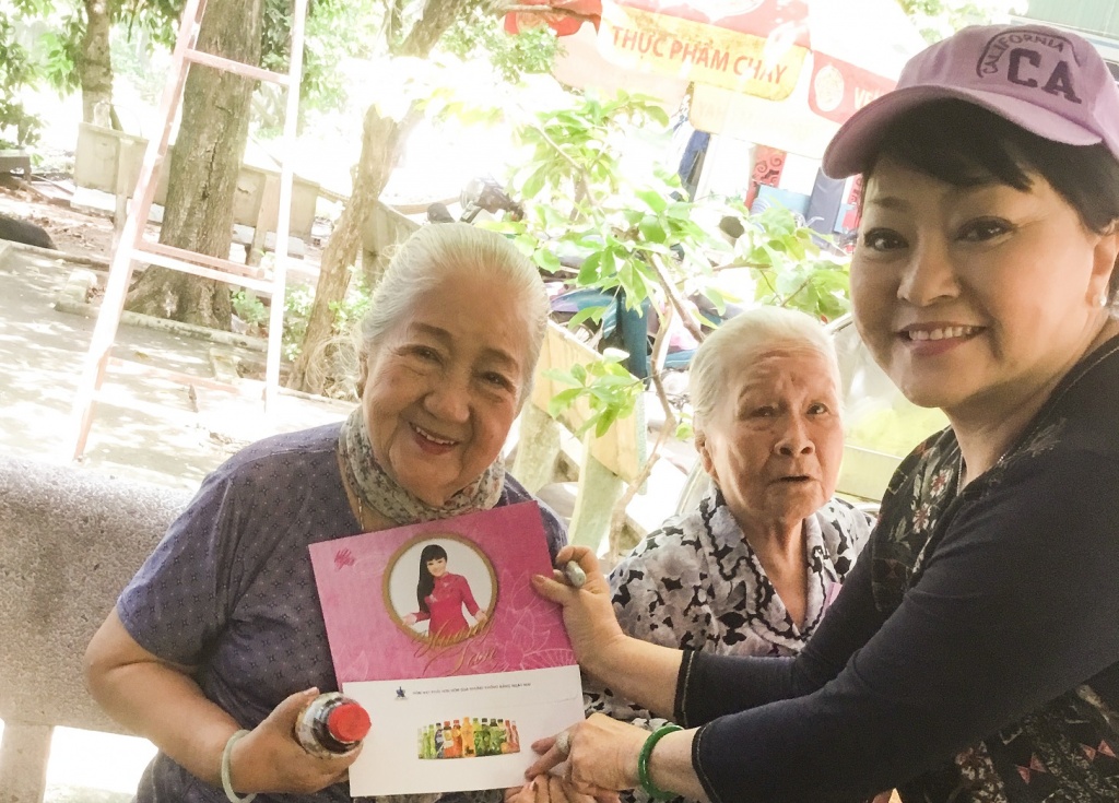 nghe si huong lan tham va tang qua cho cac nghe si vien duong lao