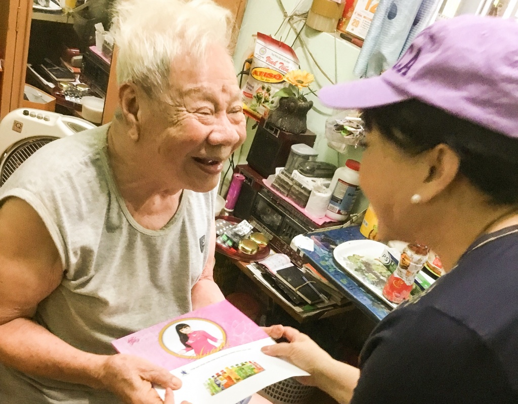nghe si huong lan tham va tang qua cho cac nghe si vien duong lao