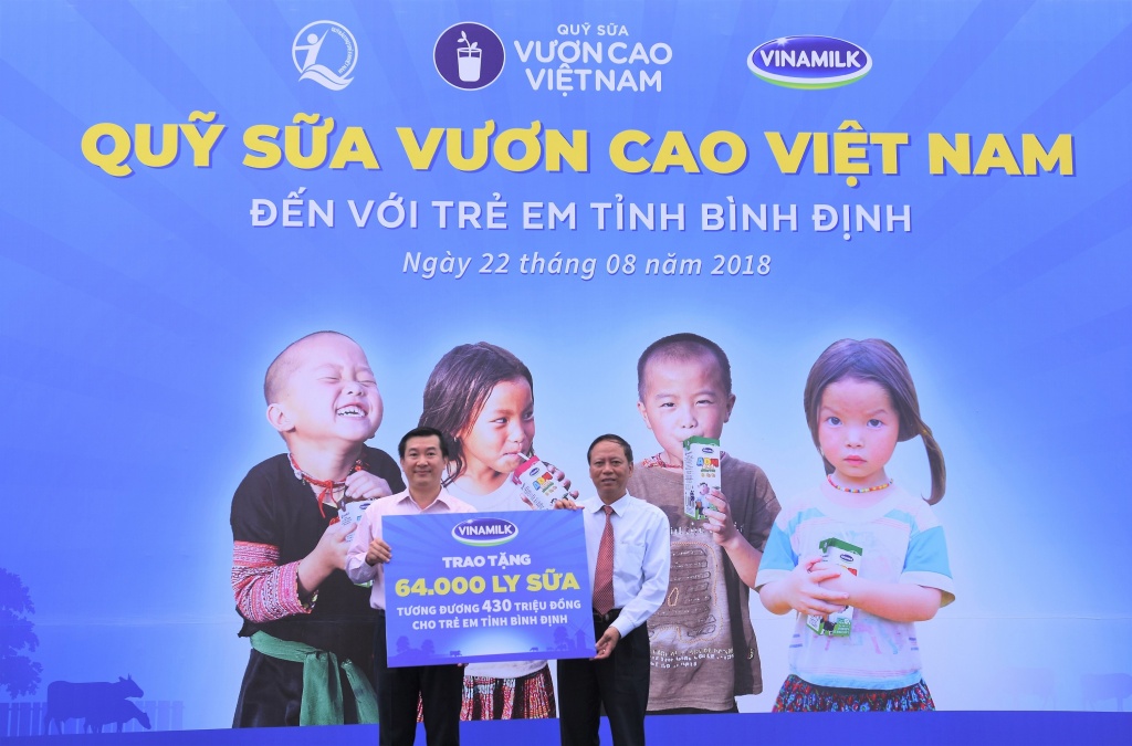 quy sua vuon cao viet nam va vinamilk trao 64000 ly sua cho tre em tinh binh dinh