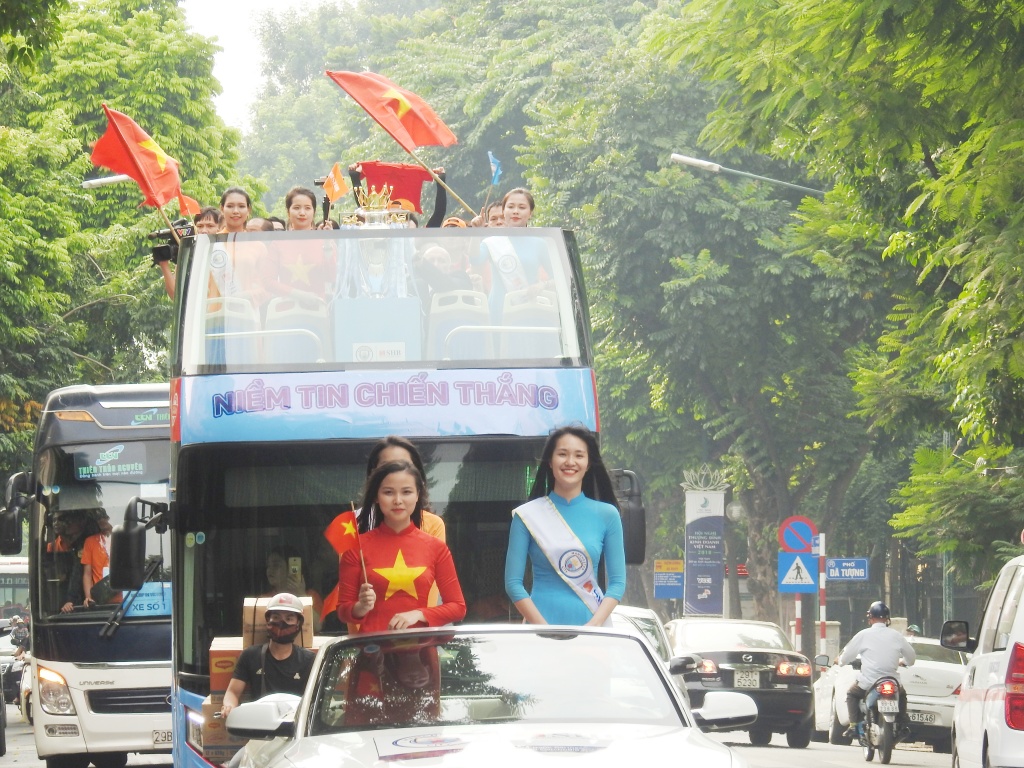 can canh cup vo dich ngoai hang anh cua doi manchester city