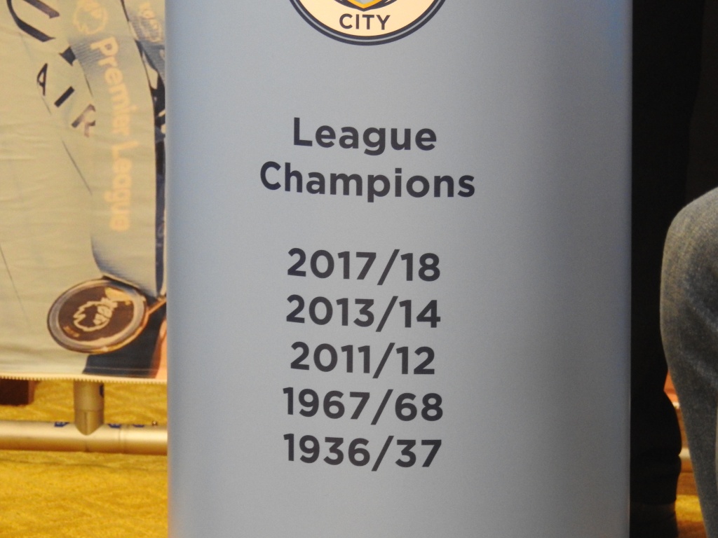 can canh cup vo dich ngoai hang anh cua doi manchester city