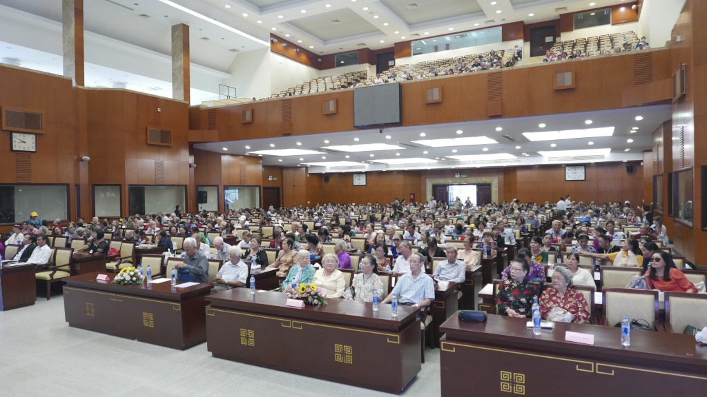 vinamilk dong hanh cham soc suc khoe cho 1000 nguoi cao tuoi