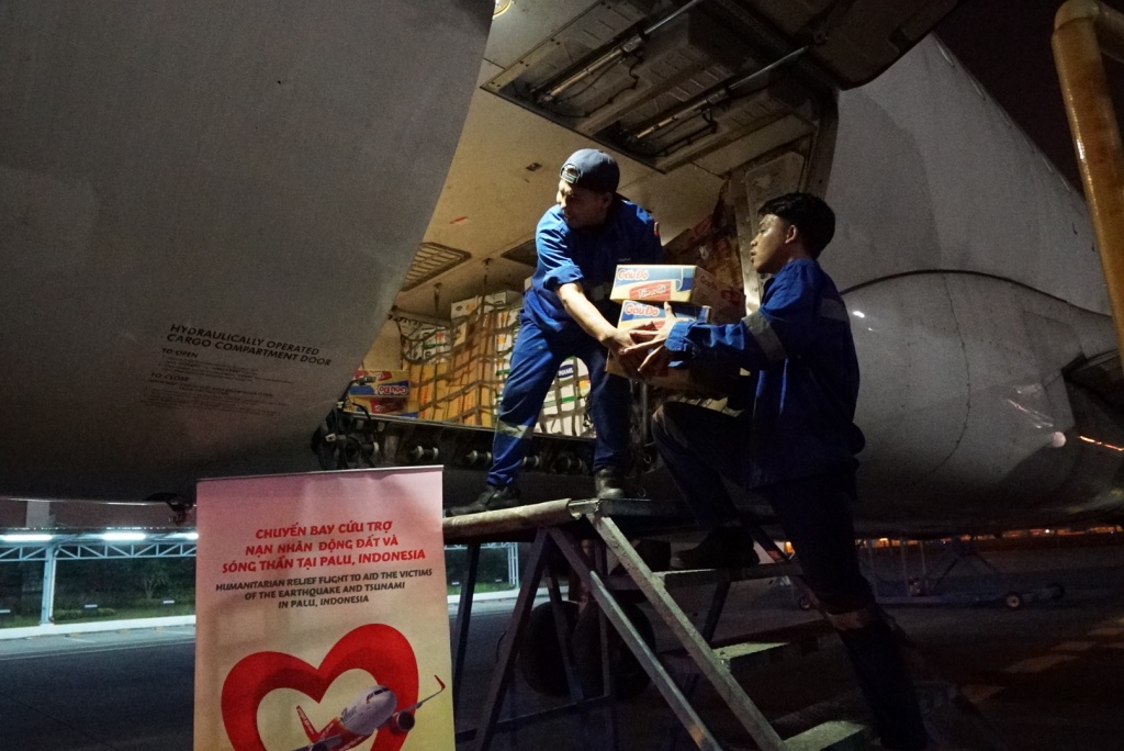 Chuyến bay cứu trợ nạn nhân động đất - sóng thần của Vietjet đã tới Indonesia chuyen bay cuu tro nan nhan dong dat song than cua vietjet da toi indonesia