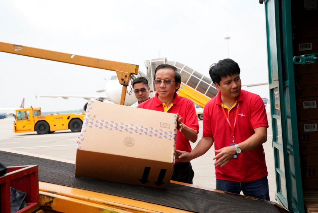 Chuyến bay cứu trợ nạn nhân động đất - sóng thần của Vietjet đã tới Indonesia chuyen bay cuu tro nan nhan dong dat song than cua vietjet da toi indonesia