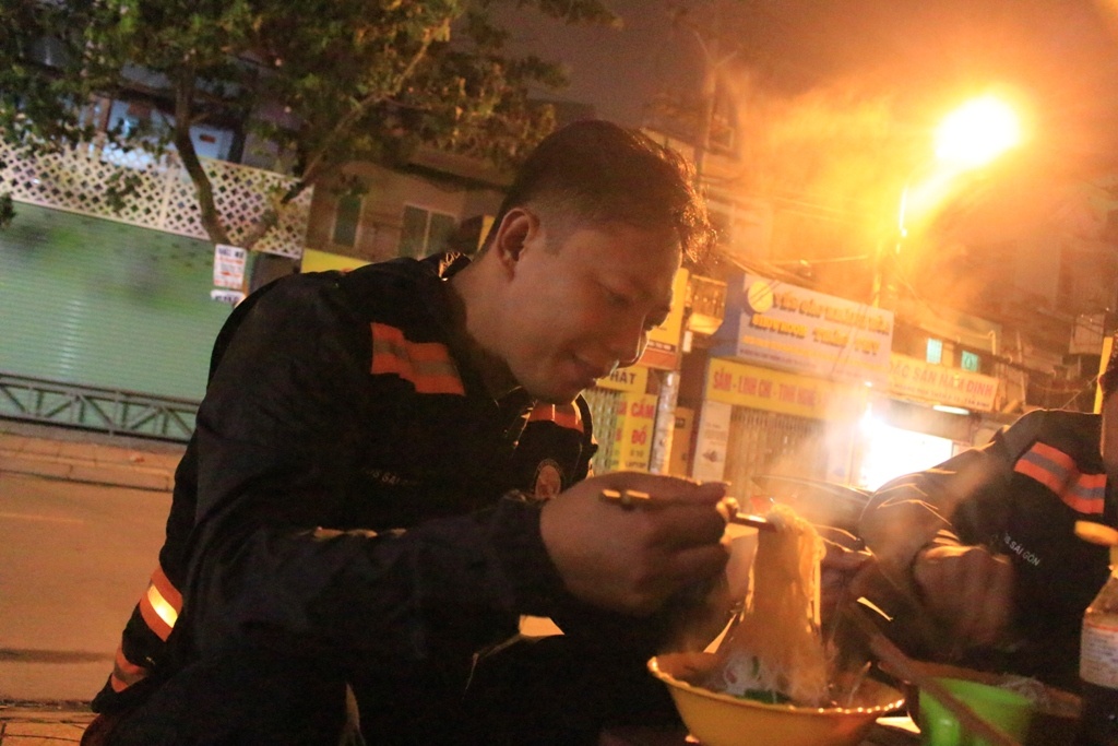 theo chan nhung hiep si cuu nan cuu ho mien phi trong dem o sai gon