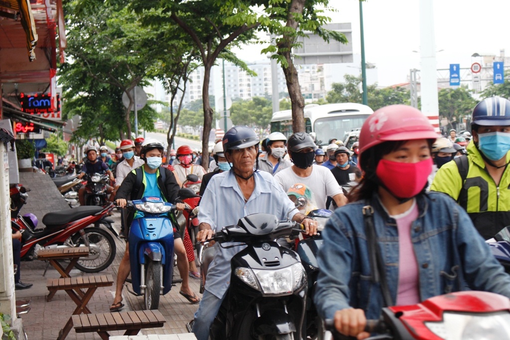 xe may dua nhau lao len via he chiem duong cua nguoi di bo