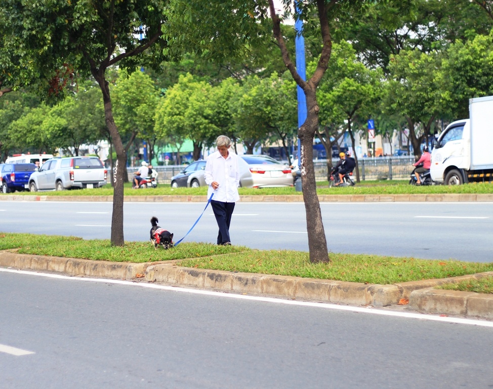 toi dang dung xe nghe dien thoai thi bi cho tan cong toi cap