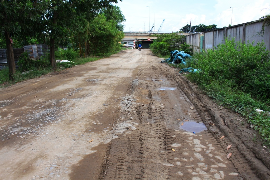 xe tai ngang nhien vao duong cam