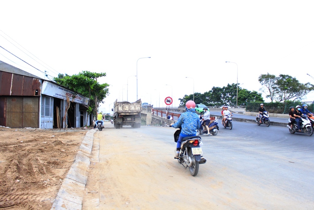 xe tai ngang nhien vao duong cam