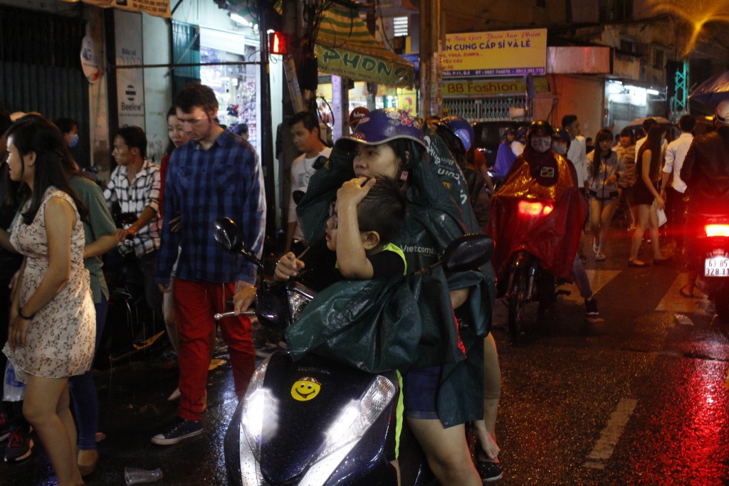 nguoi sai gon doi mua di choi trong dem trung thu