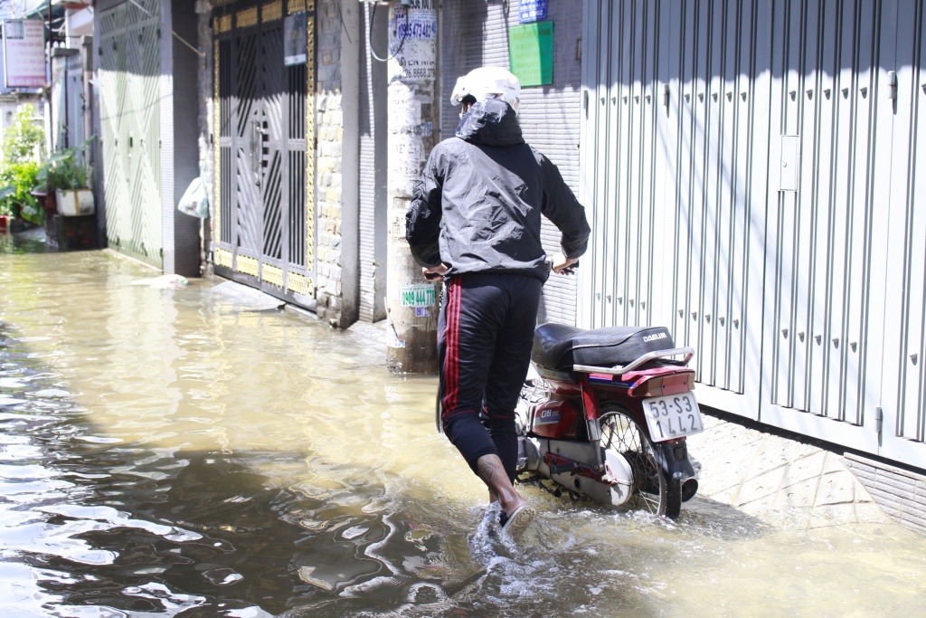troi khong mua nuoc van ngap nhieu nha dan giua sai gon