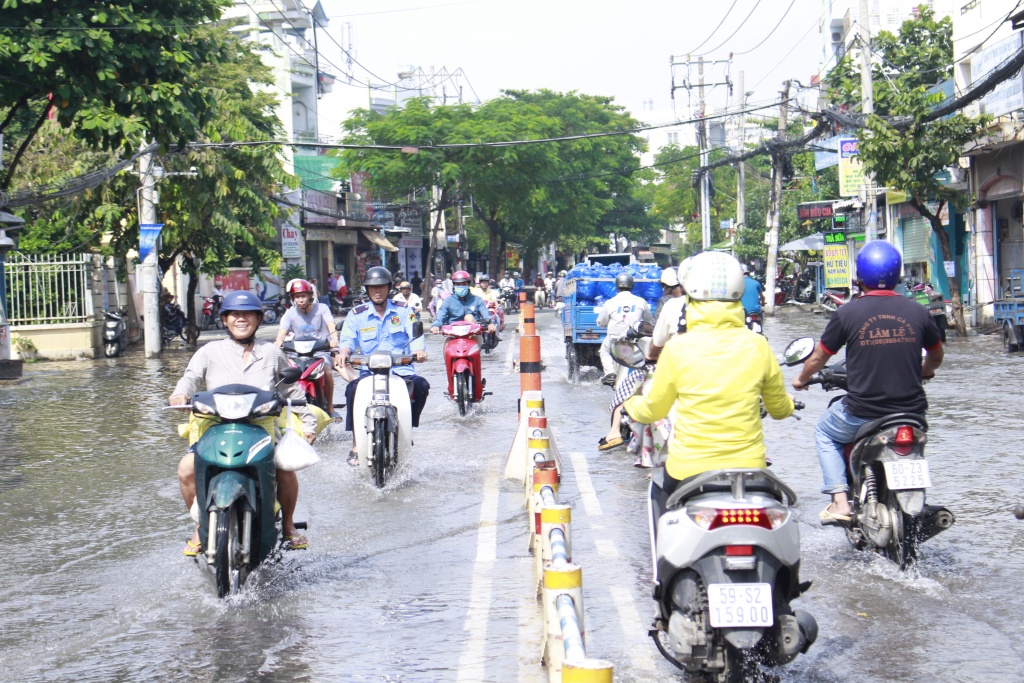 troi khong mua nuoc van ngap nhieu nha dan giua sai gon