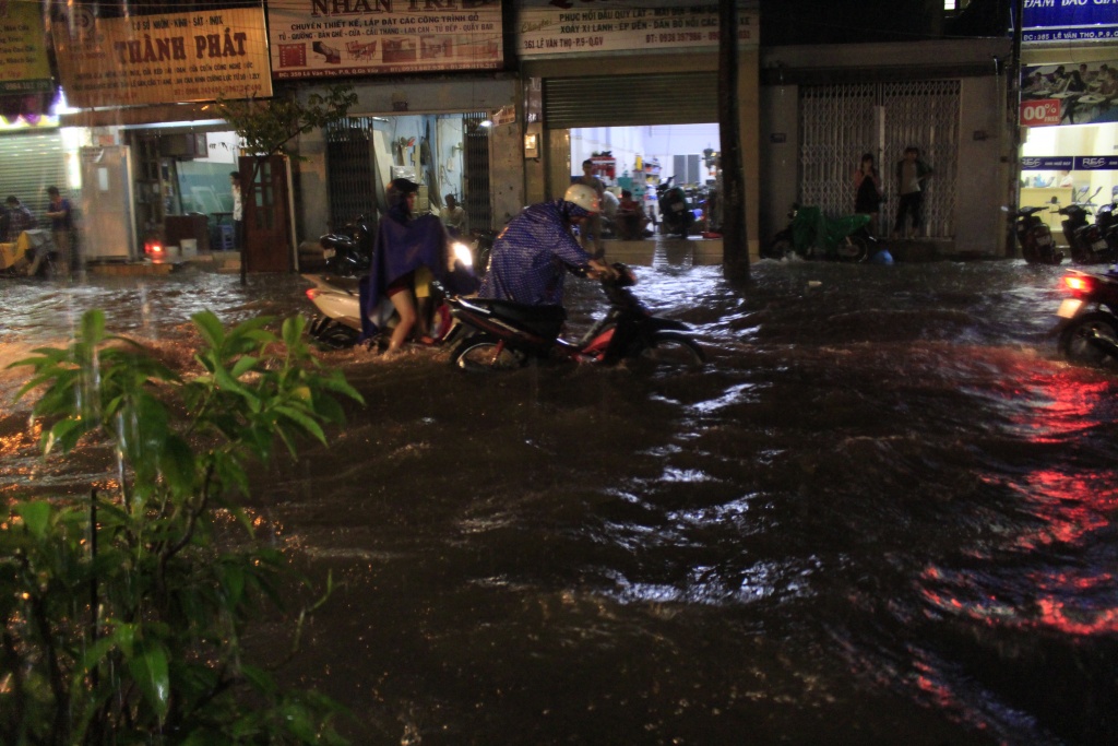 pho sai gon lai chim trong bien nuoc nguoi dan vat va ve nha trong dem mua
