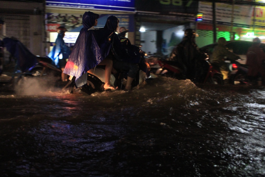 pho sai gon lai chim trong bien nuoc nguoi dan vat va ve nha trong dem mua