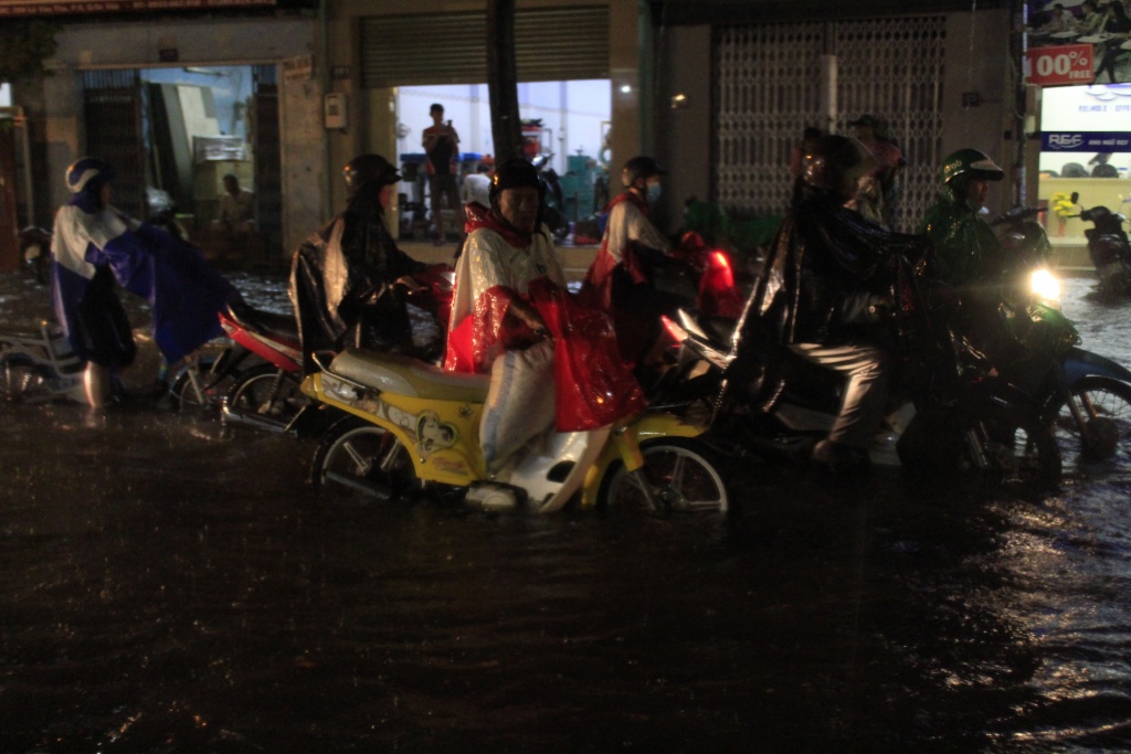 pho sai gon lai chim trong bien nuoc nguoi dan vat va ve nha trong dem mua