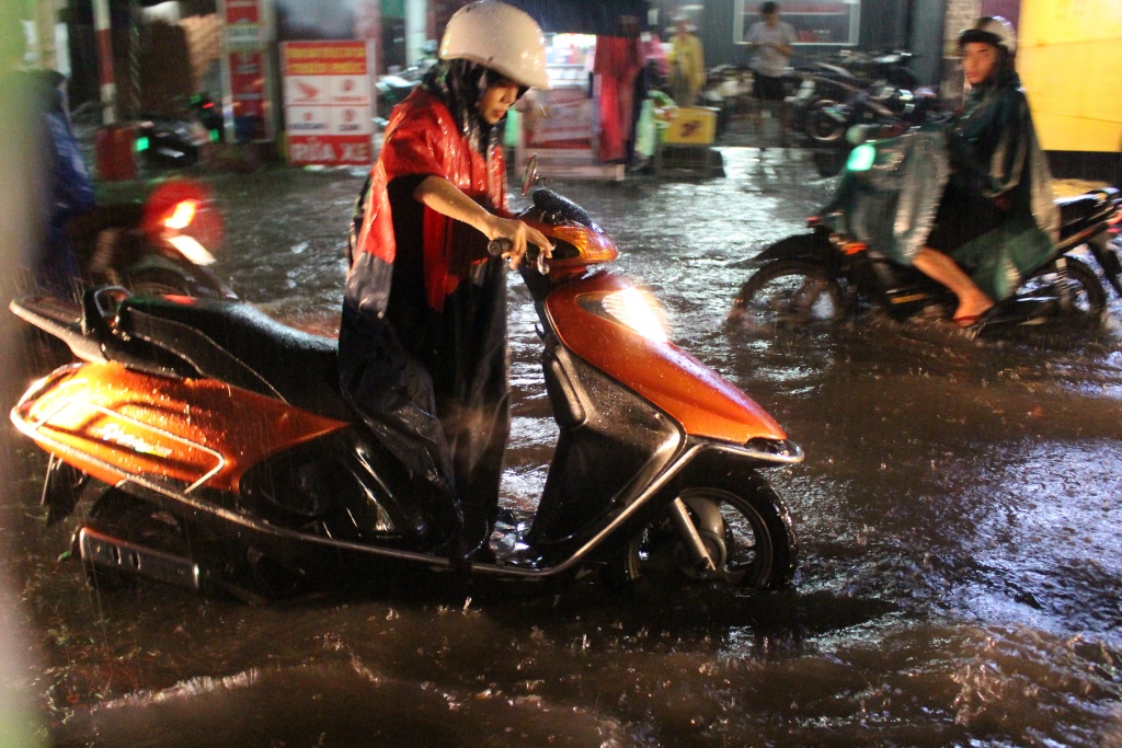pho sai gon lai chim trong bien nuoc nguoi dan vat va ve nha trong dem mua