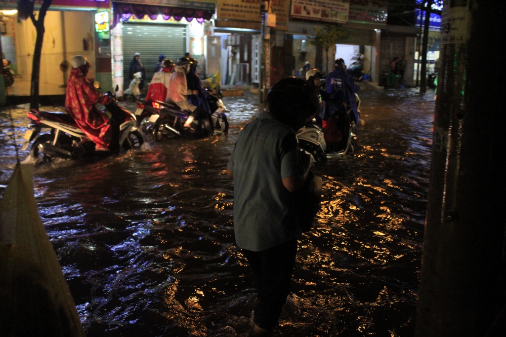 pho sai gon lai chim trong bien nuoc nguoi dan vat va ve nha trong dem mua